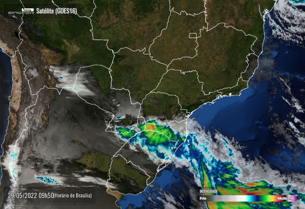 Foto gerada por satélite mostra a grande formação de nuvens sobre a região de Foz do Iguaçu.