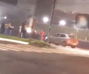 Flagrante da briga em frente de uma casa noturna em Foz. Foto: internet/redes sociais