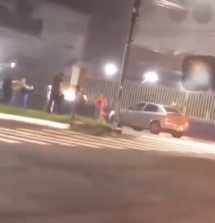 Flagrante da briga em frente de uma casa noturna em Foz. Foto: internet/redes sociais