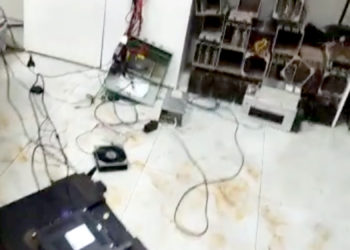 Foto interna da mineradora invadida. Foto: jornal La Clave