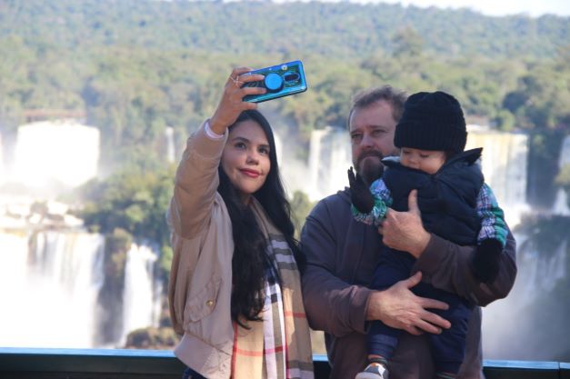 Turistas nas Cataratas do Iguaçu. Fotos: @cataratasdoiguacu