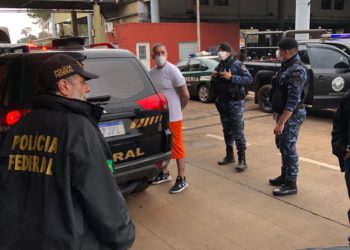 Foto da extradição divulgada pela PF