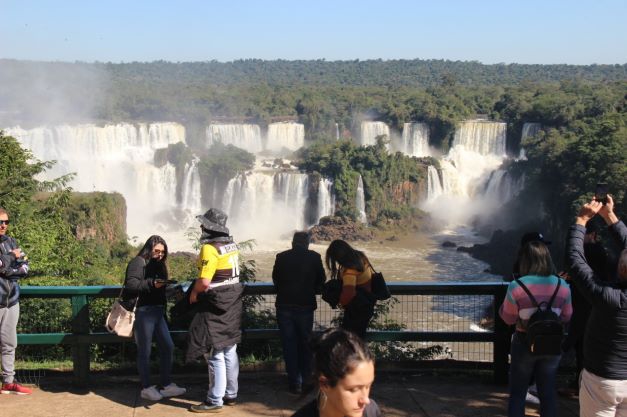 Turistas em visita às Cataratas do Iguaçu. Foto: @cataratasdoiguacu