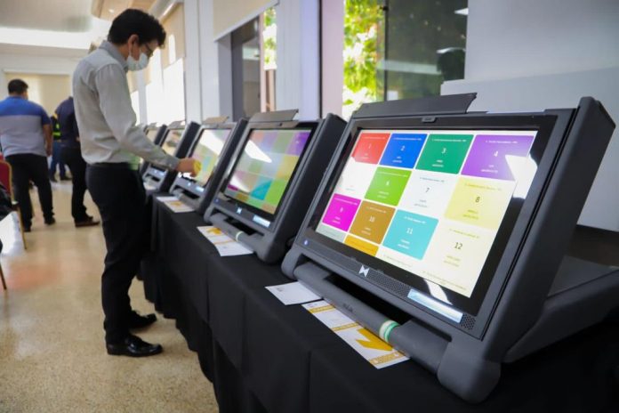 Urnas eletrônicas que imprimem voto. Foto Agência IP/TSJE