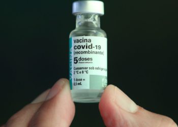 Frasco da vacina 100% nacional contra a covid-19, produzida pela Fundação Oswaldo Cruz (Fiocruz). Foto: Fábio Rodrigues-Pozzebom/Agência Brasil