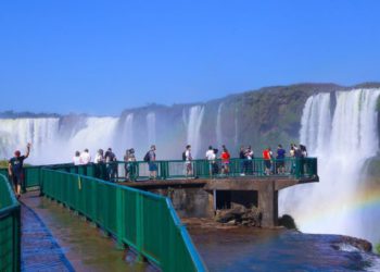 Turistas nas Cataratas do Iguaçu. Foto: Nilton Rolim/Divulgação