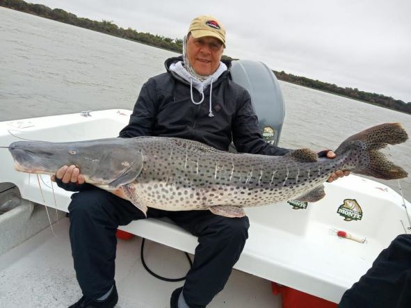 O autor pescando na Argentina. Foto: arquivo do autor