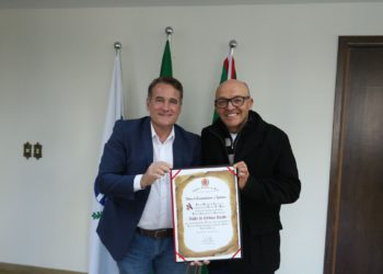Vereador Tico Kuzma (à esquerda) fez a entrega da homenagem a Bicudo. Foto: arquivo pessoal/divulgação