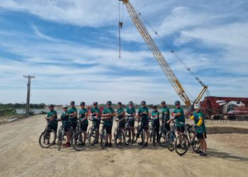 O grupo de ciclistas no canteiro de obras da Ponte Bioceánica. Foto @ArnaldoWiens/Agência IP