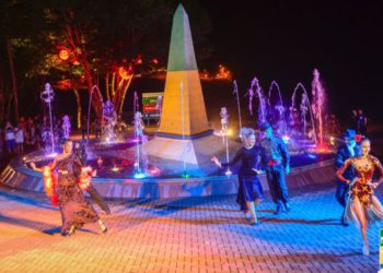 Apresentações artísticas no Marco das Três Fronteiras. Fotos: divulgação