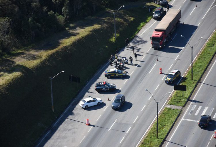 Operação realizada ontem (31) na BR-277. Fotos: PRF/Divulgação