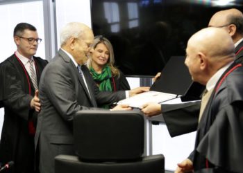 Solenidade de entrega da homenagem. Foto: MPPR/Divulgação