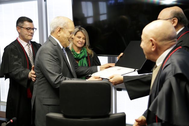 Solenidade de entrega da homenagem. Foto: MPPR/Divulgação