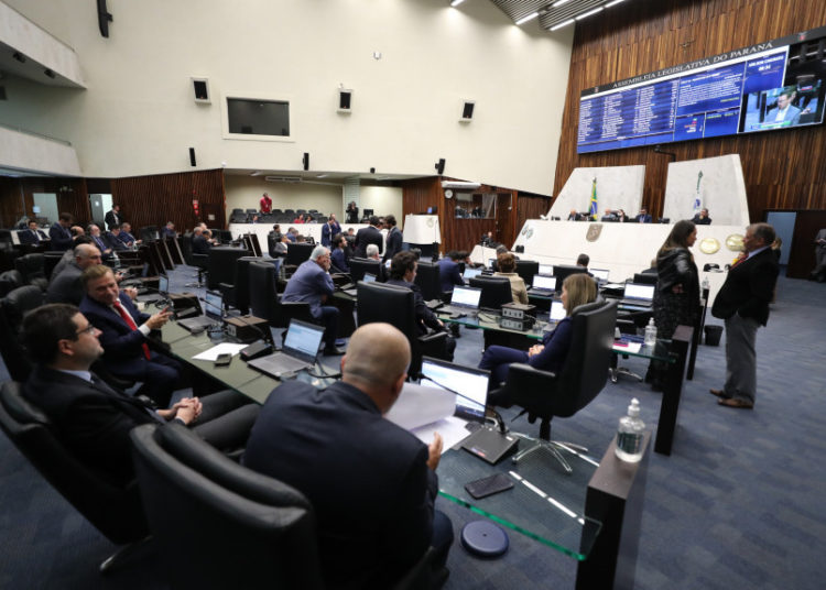 Deputados aprovam projeto que atualiza lei de combate ao racismo no Paraná. Foto: Orlando Kissner/Alep