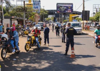 Fiscalização de veículos brasileiros. Foto: Prefeitura de CDE