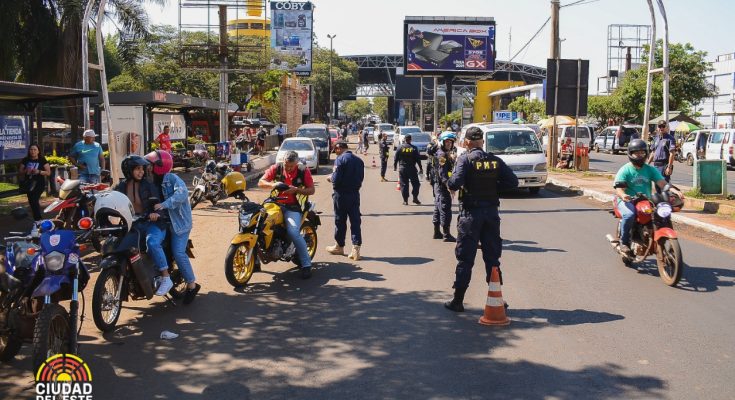 Fiscalização de veículos brasileiros. Foto: Prefeitura de CDE