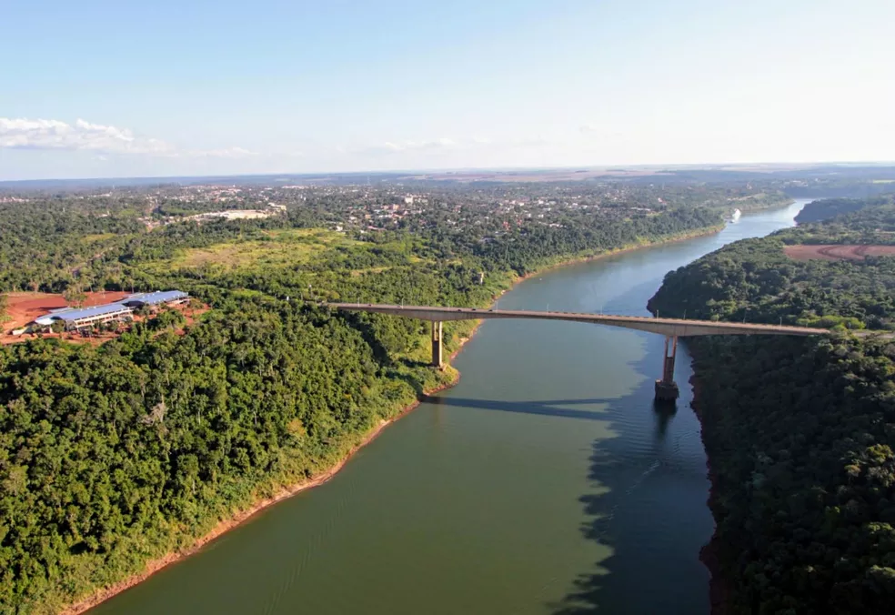 Ponte Tancredo Neves sobre o Rio Iguaçu que liga Foz do Iguaçu, no Brasil, a Puerto Iguazú, na Argentina. Foto: Christian Rizzi/PMFI
