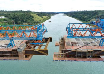 Quase lá para unir as duas margens.Fotos: IB/Margem Paraguaia