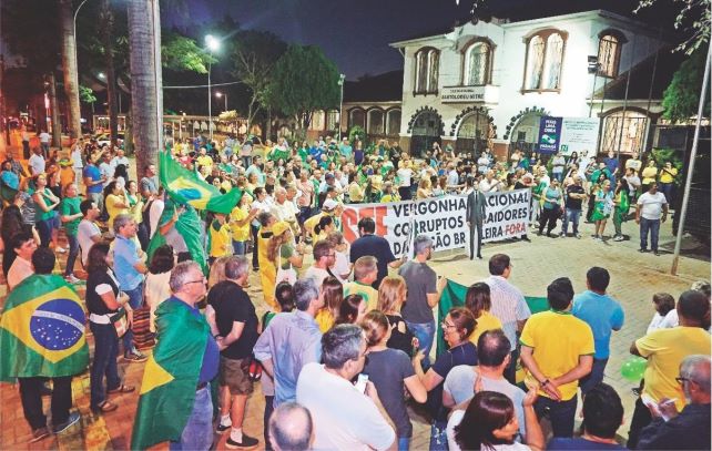 Manifestantes
prometem ocupação histórica da Praça do Mitre amanhã, 7 de setembro, em Foz do Iguaçu. Foto: Roger Meirelles/Arquivo/GDia