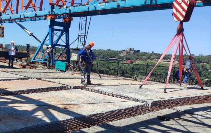 Lajes de concreto foram colocadas na pista de rolagem da Ponte da Integração no último fim de semana. Fotos: IB/Divulgação