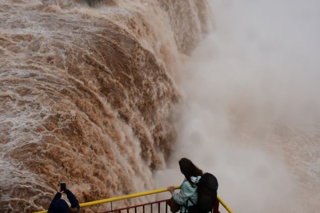 Turistas nas Cataratas do Iguaçu. Fotos: Edison Emerson/Divulgação