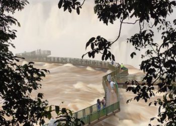 Turistas na passarela das Cataratas do Iguaçu neste sábado (15). Vídeo e foto: Edi Emerson |#FotoEquipeCataratas