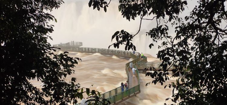 Turistas na passarela das Cataratas do Iguaçu neste sábado (15). Vídeo e foto: Edi Emerson |#FotoEquipeCataratas