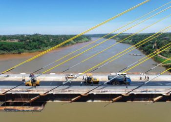 A aplicação da camada asfáltica deve durar entre 4 e 5 dias. Fotos: IB/Paraguai