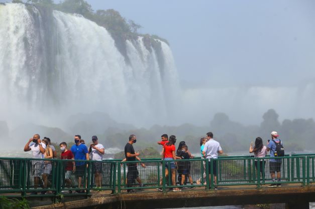 Visitantes nas Cataratas do Iguaçu. Foto: Nilton Roli/Divulgação