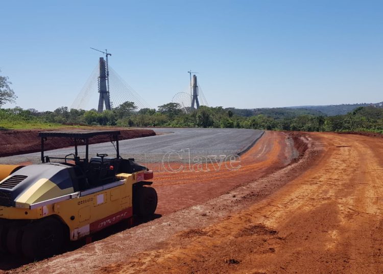 Obras dos acessos à Ponte da Integração do lado paraguaio. Foto: jornal La Clave