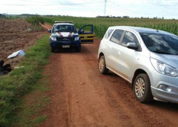 No dia seguinte ao assalto, a PRF localizou três veículos e apreendeu armas e munições utilizadas pelos assaltantes. Fotos: Divulgação/PRF