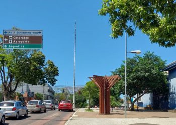 Foz amanhece sem a bandeira do Brasil. Fotos: Não Viu?
