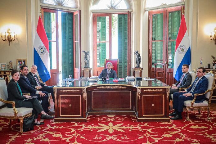 Antes do anúncio, Mario Abdo Benítez recebeu o embaixador americano no Palácio do Governo. Foto Presidência