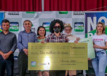 Empresária de Sarandi recebe o prêmio de R$ 1 milhão do programa Nota Paraná -
Foto: Flavio Bim/ASCOM