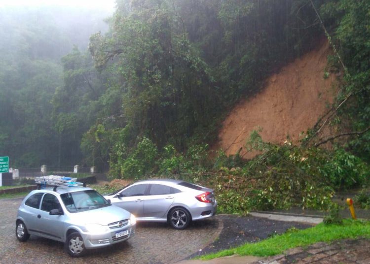 Deslizamento nas estradas que dão acesso ao litoral. Foto: DER