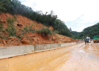 Equipes retiram 7 mil metros cúbicos de terra na BR-376 e limpam pista no sentido norte
Foto: Albari Rosa/AEN