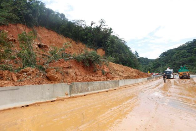 Equipes retiram 7 mil metros cúbicos de terra na BR-376 e limpam pista no sentido norte
Foto: Albari Rosa/AEN