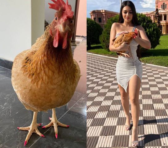 A própria com as unhas pintadas ao lado da influencer. Foto: cortesia/La Nación