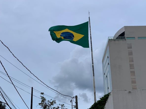 Foz do Iguaçu com céu parcialmente encoberto. Foto Elias Dandolini