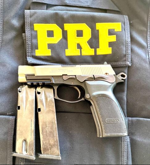 Pistola apreendida com o homem preso hoje. Foto: PRF/Divulgação