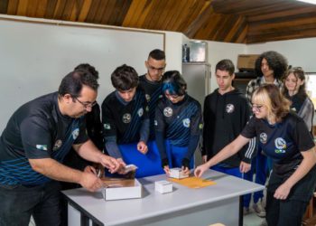 “É arrepiante para a gente, enquanto professor, poder acompanhar essa oportunidade de uma vida que os estudantes estão tendo”, diz Amauri José da Luz Pereira, coordenador do OACEP. Ele orientará os estudantes na programação dos LunaSats. Fotos: Lucas Fermin/SEED-PR