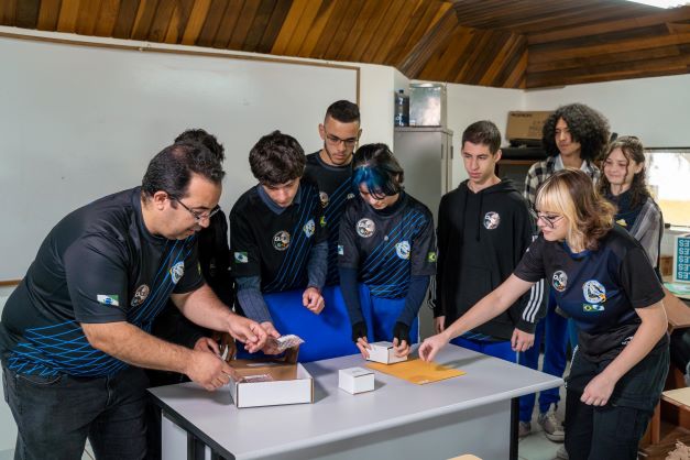 “É arrepiante para a gente, enquanto professor, poder acompanhar essa oportunidade de uma vida que os estudantes estão tendo”, diz Amauri José da Luz Pereira, coordenador do OACEP. Ele orientará os estudantes na programação dos LunaSats. Fotos: Lucas Fermin/SEED-PR