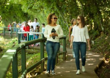 Visitantes nas Cataratas do Iguaçu. Foto: Edison Emerson #FotoEquipeCataratas