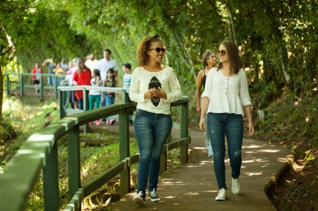 Visitantes nas Cataratas do Iguaçu. Foto: Edison Emerson #FotoEquipeCataratas