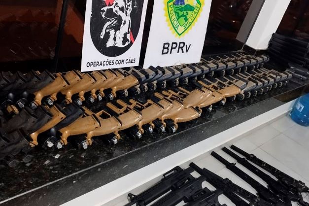 Polícia Militar apreende dois caminhões com 160 armas em Iporã e Perobal -
Foto: PMPR