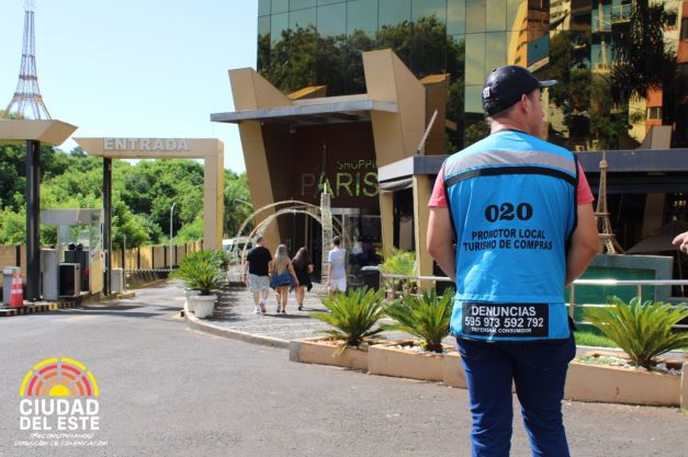 Funcionários da prefeitura de Ciudad del Este fazem rondas para orientar compristas. Foto: divulgação/prefeitura