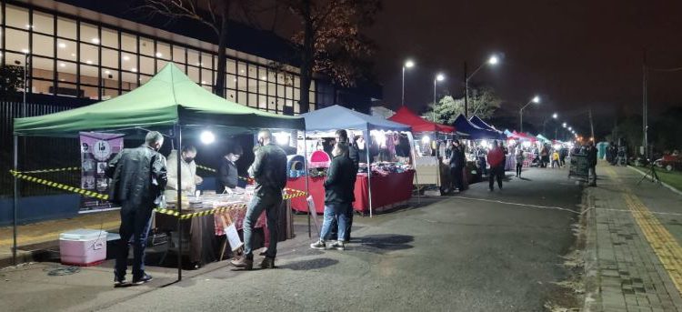 Feira nas noites de sábado na Vila A. Foto: PMFI/Divulgação