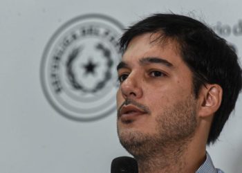 O diretor-geral de Vigilância em Saúde, Guillermo Sequera, durante a conferência epidemiológica semanal. Foto: Mspybs