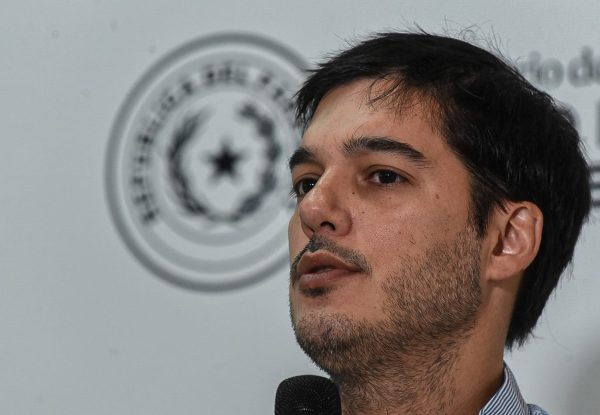 O diretor-geral de Vigilância em Saúde, Guillermo Sequera, durante a conferência epidemiológica semanal. Foto: Mspybs