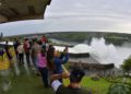 Visitantes na margem paraguaia da usina de Itaipu. Foto: IB/Divulgação